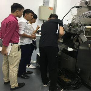Клиент из Вьетнама проверяет полную автоматическую машину для инкапсуляции